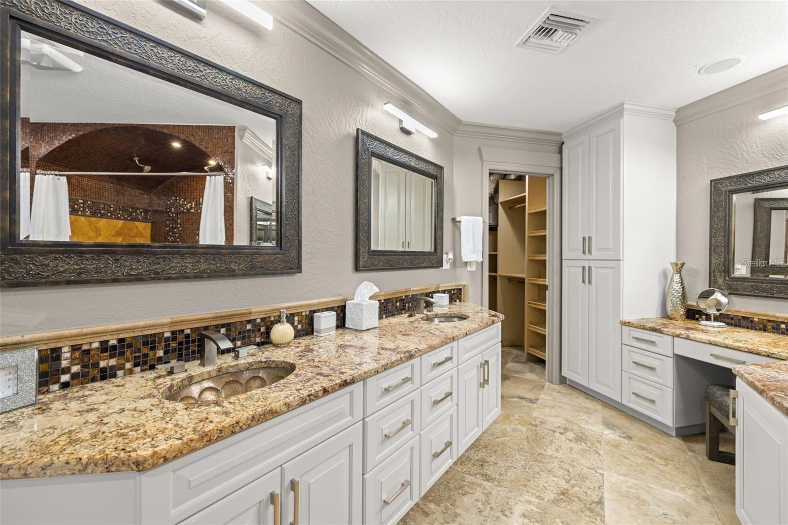 2785 BAYSIDE Dr ST PETERSBURG, FL 33705