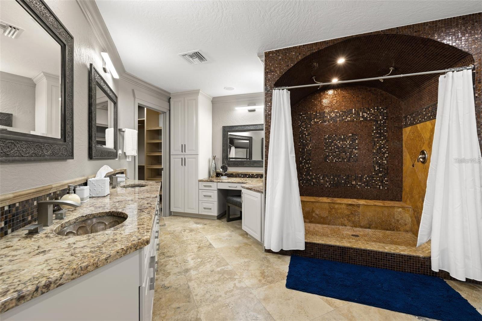 2785 BAYSIDE Dr ST PETERSBURG, FL 33705