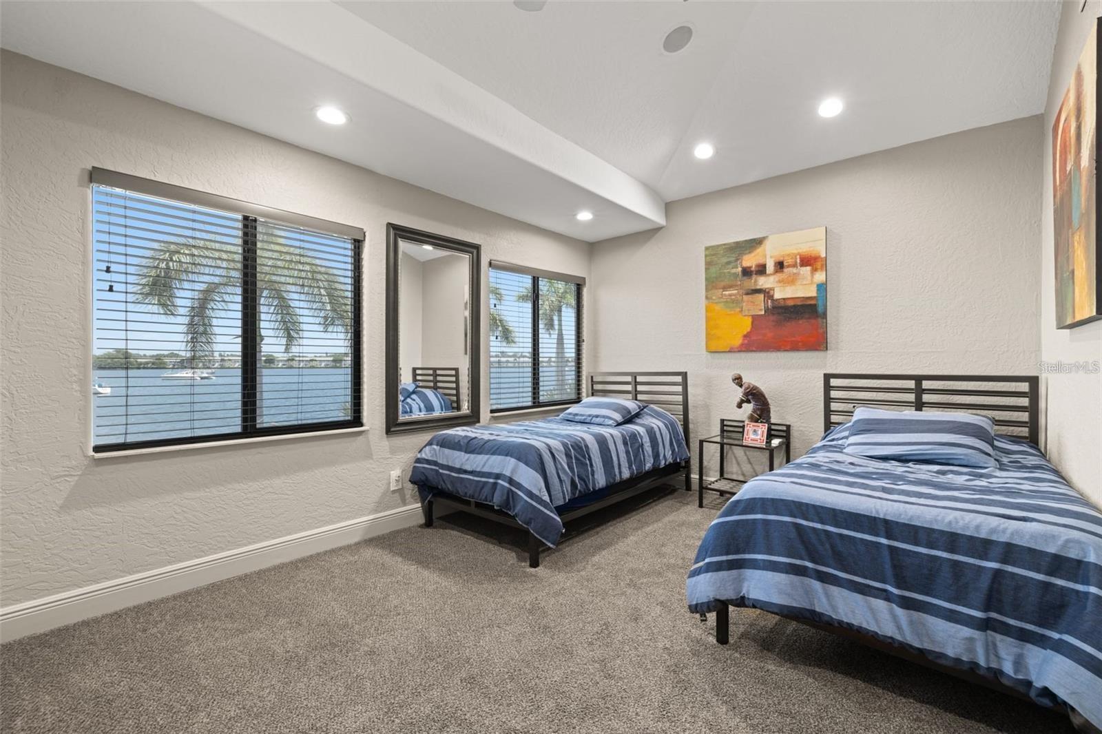 2785 BAYSIDE Dr ST PETERSBURG, FL 33705