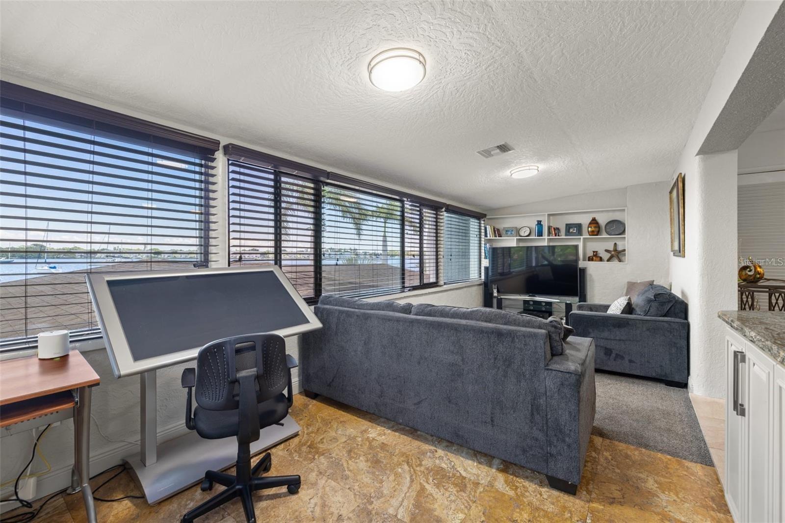 2785 BAYSIDE Dr ST PETERSBURG, FL 33705