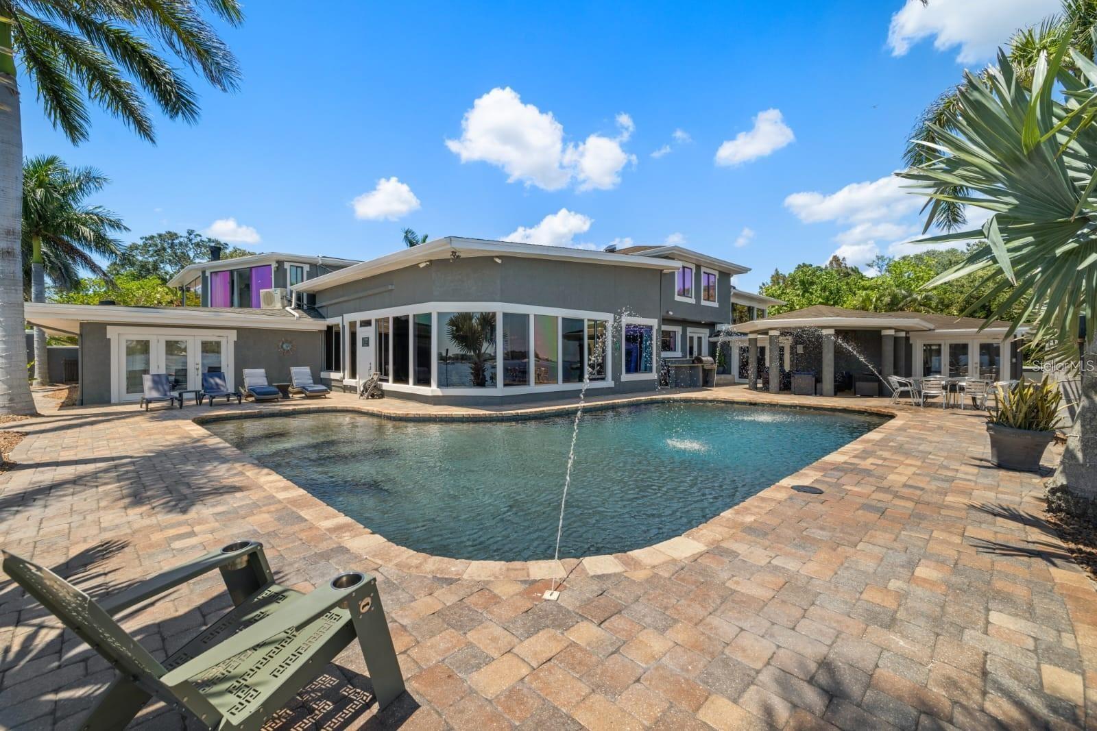 2785 BAYSIDE Dr ST PETERSBURG, FL 33705
