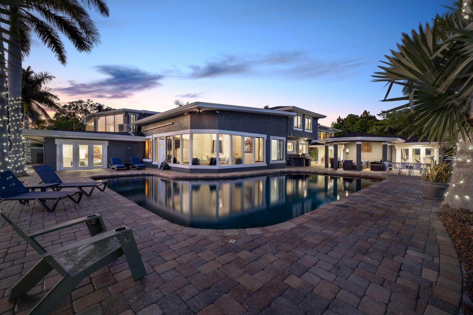 2785 BAYSIDE Dr ST PETERSBURG, FL 33705