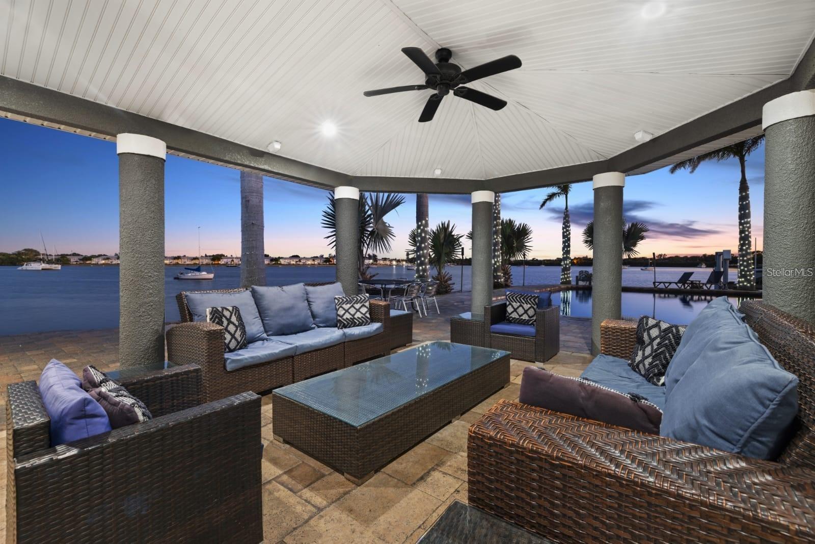 2785 BAYSIDE Dr ST PETERSBURG, FL 33705