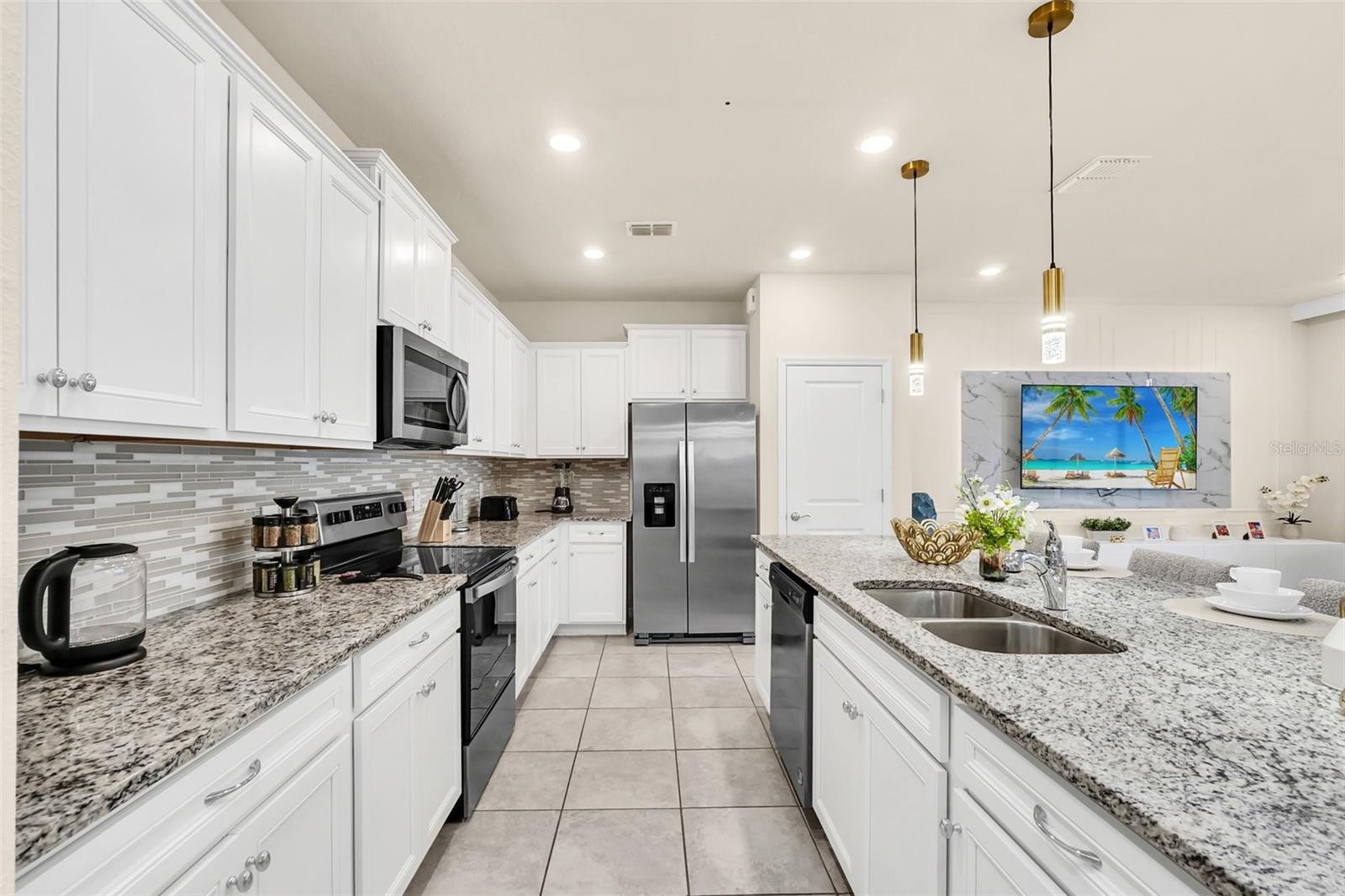 830 PARADISE Dr DAVENPORT, FL 33897