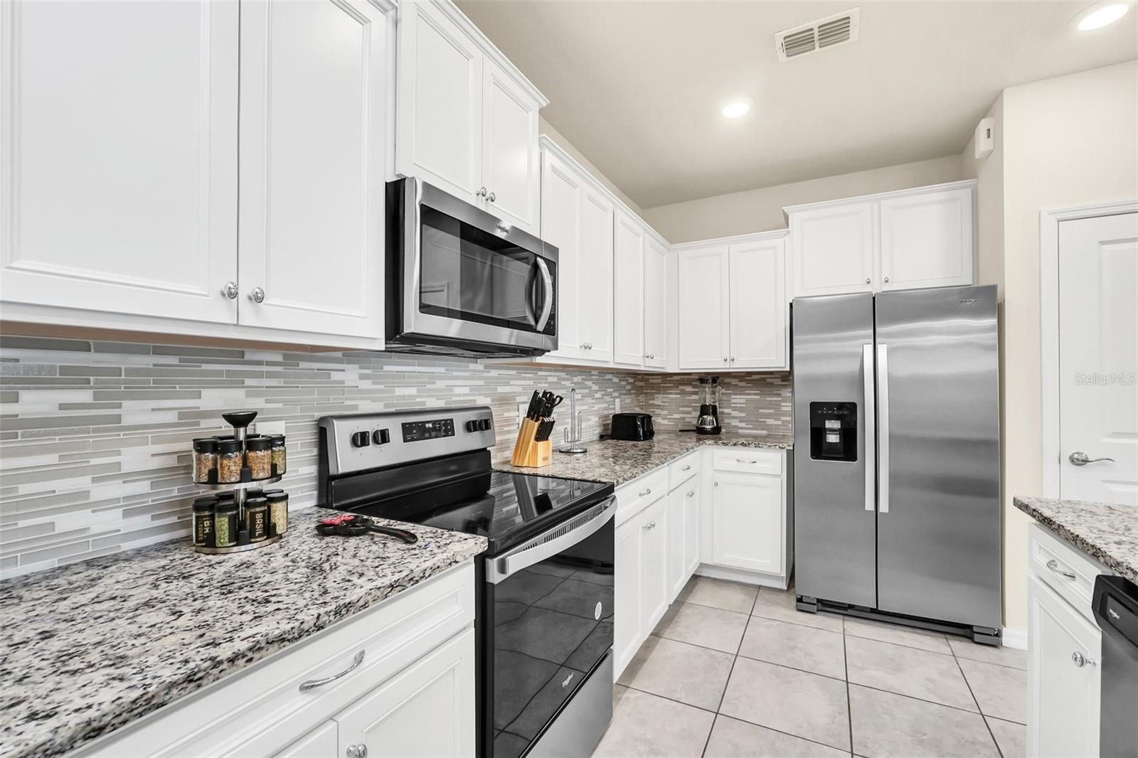 830 PARADISE Dr DAVENPORT, FL 33897