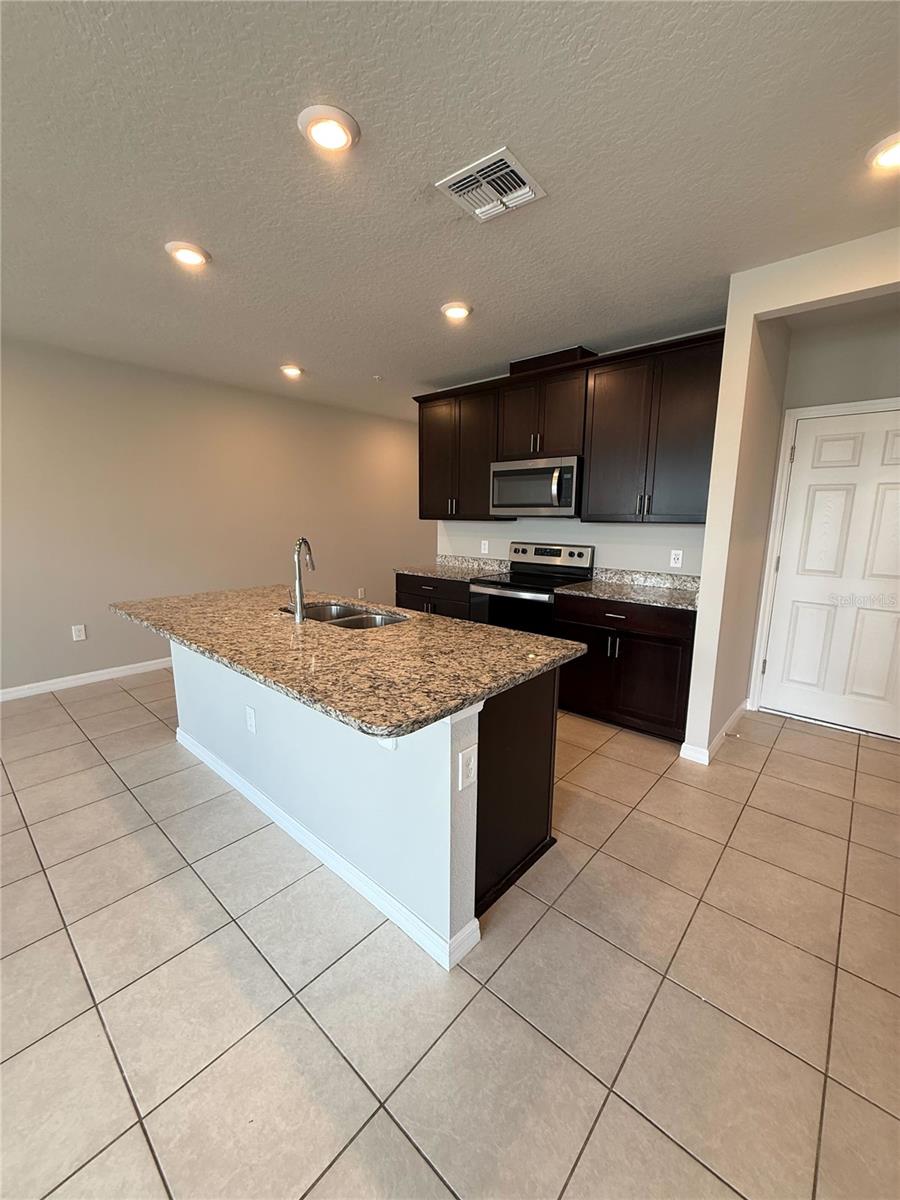 960 ROBIN HOLLY St OCOEE, FL 34761