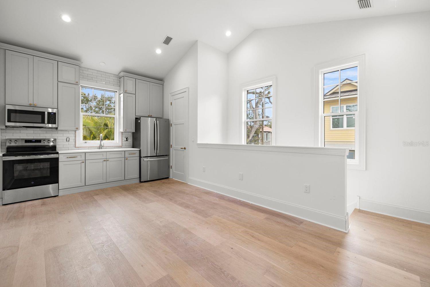 805 17TH Ave ST PETERSBURG, FL 33704