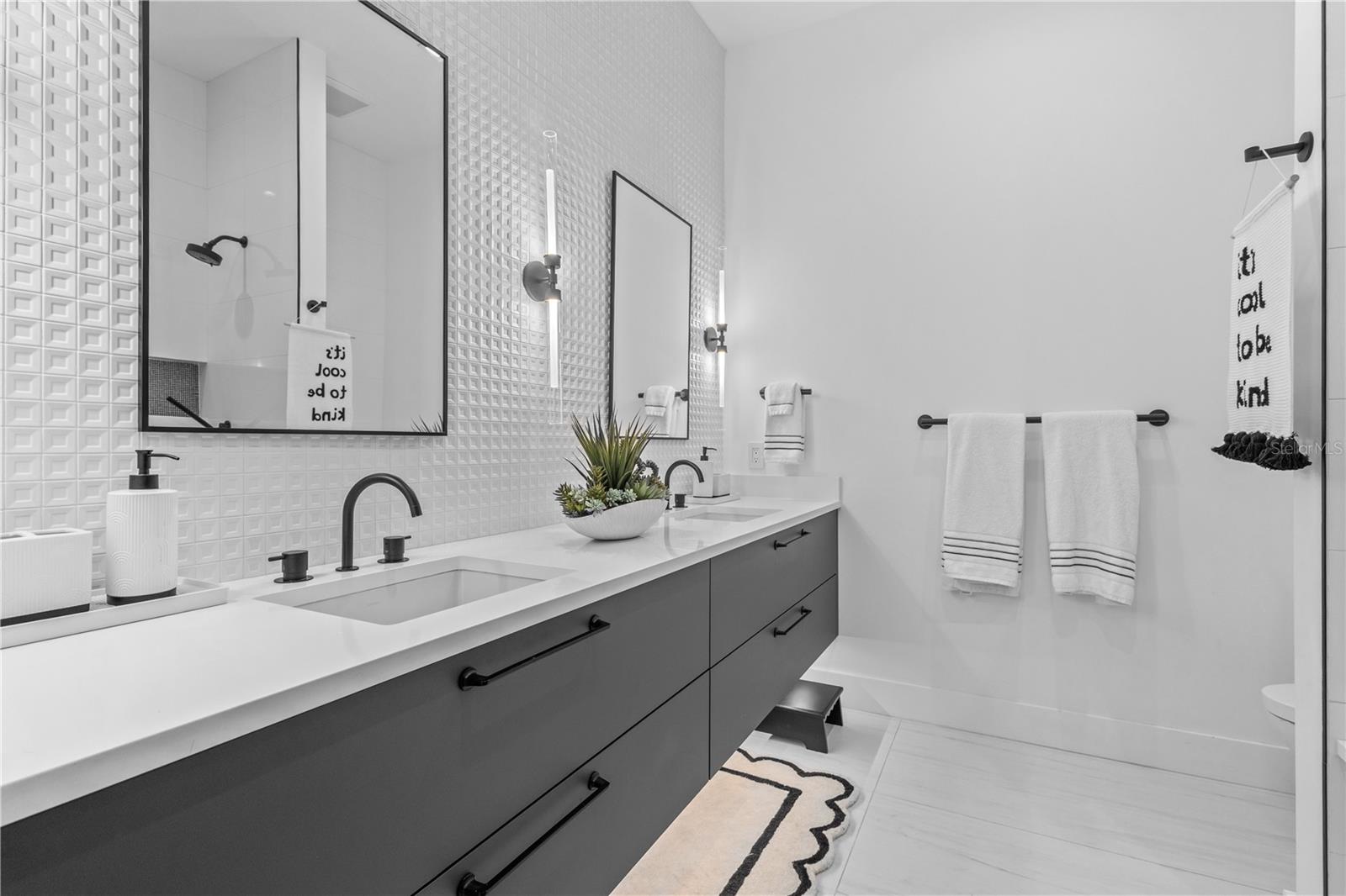 1808 FLOWER Dr SARASOTA, FL 34239