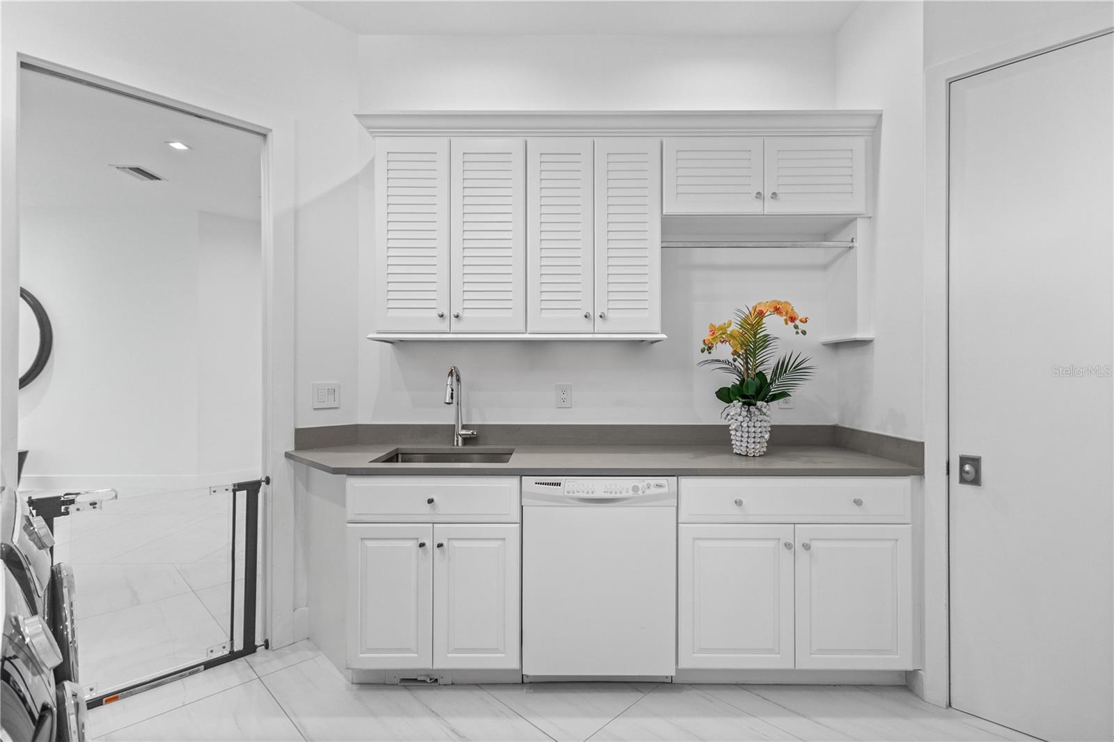 1808 FLOWER Dr SARASOTA, FL 34239