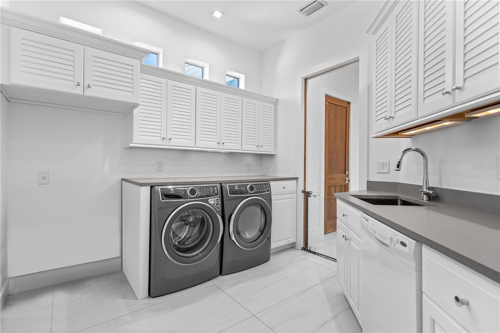 1808 FLOWER Dr SARASOTA, FL 34239