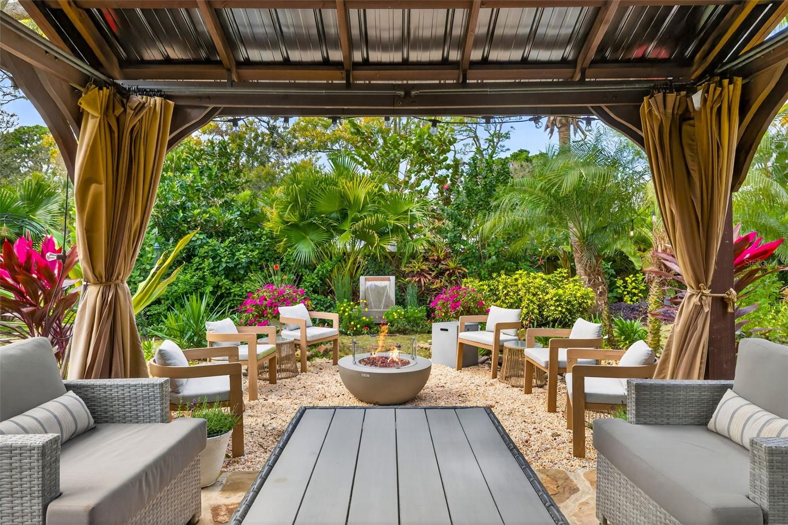 1936 COFFEE POT Blvd ST PETERSBURG, FL 33704