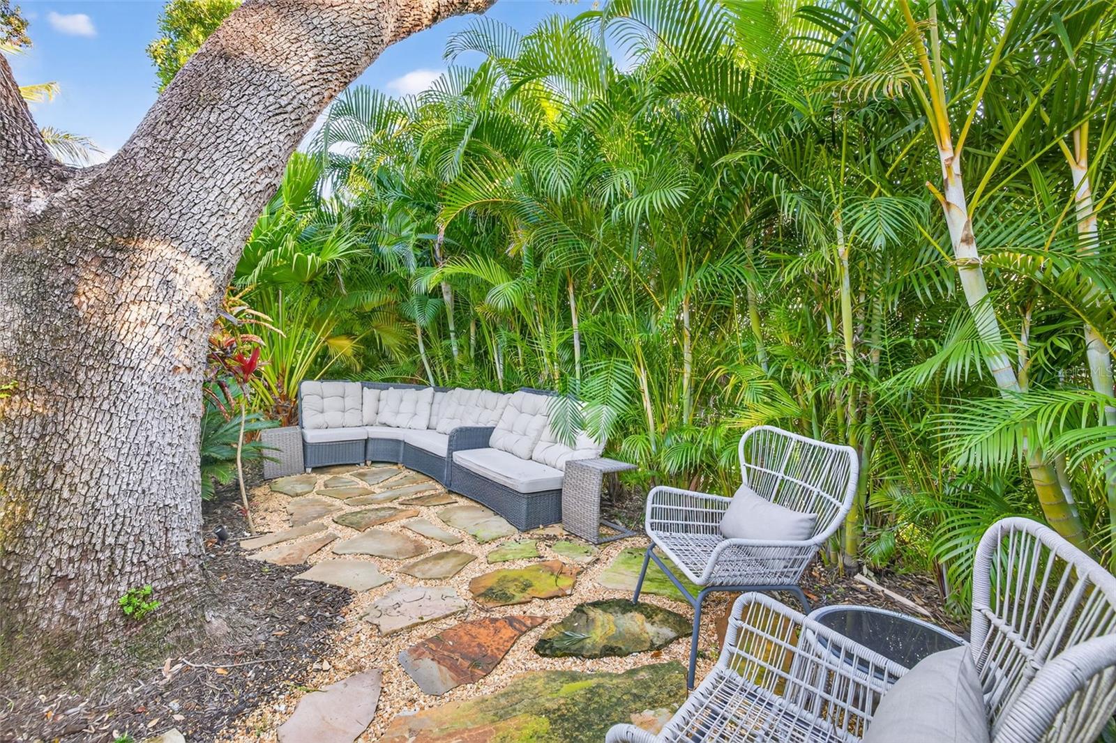 1936 COFFEE POT Blvd ST PETERSBURG, FL 33704