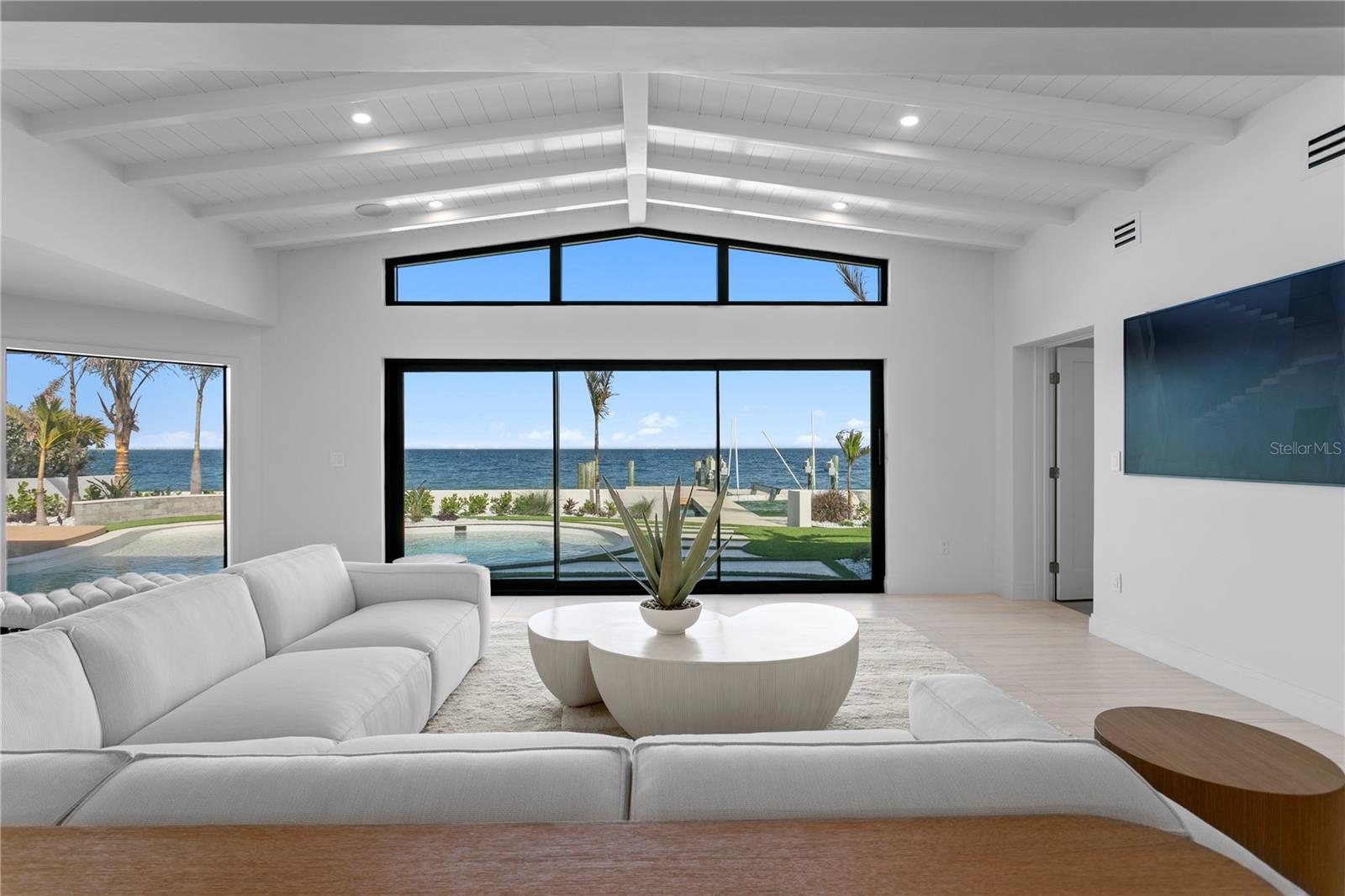 2580 E BAY Isle Dr ST PETERSBURG, FL 33705