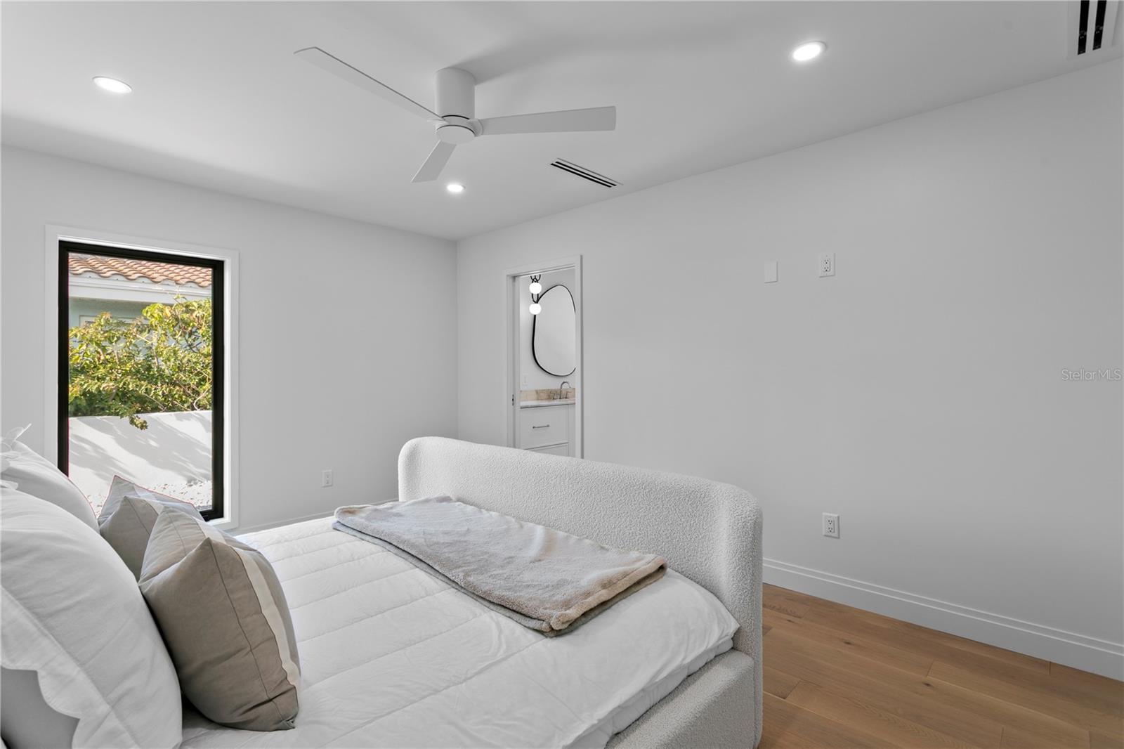 2580 E BAY Isle Dr ST PETERSBURG, FL 33705