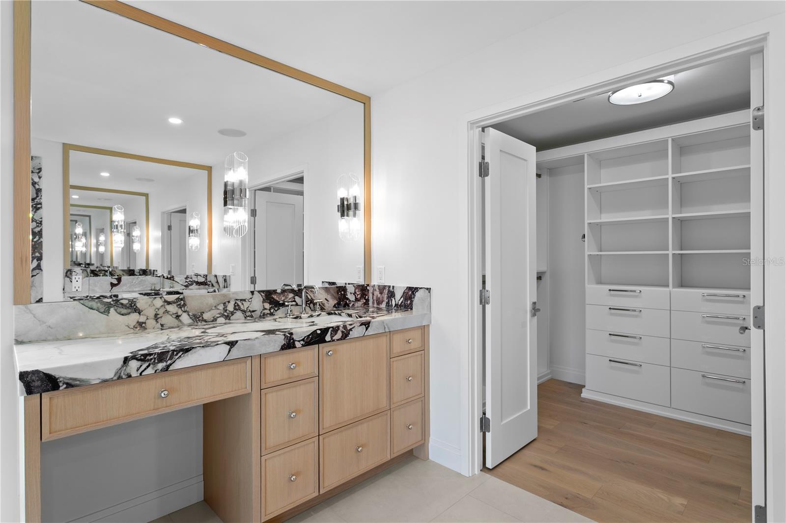 2580 E BAY Isle Dr ST PETERSBURG, FL 33705