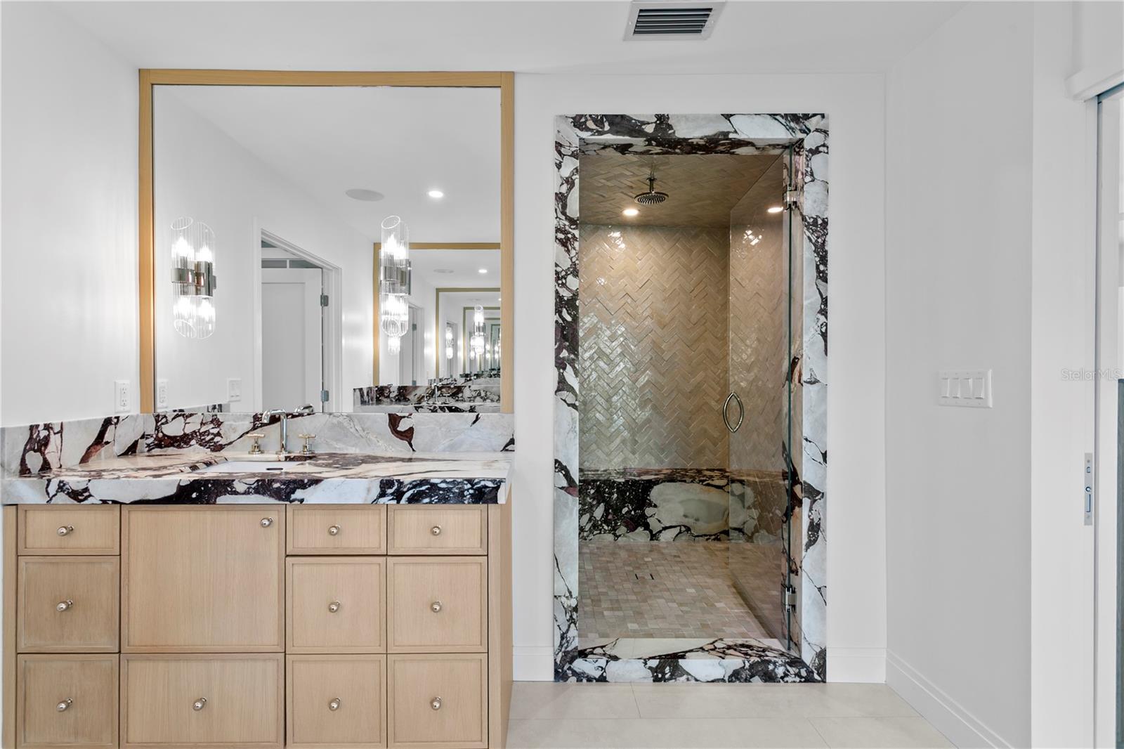 2580 E BAY Isle Dr ST PETERSBURG, FL 33705