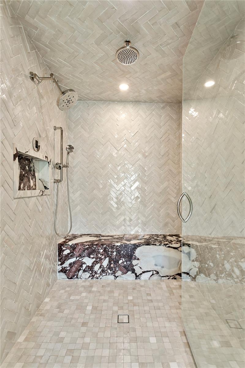 2580 E BAY Isle Dr ST PETERSBURG, FL 33705