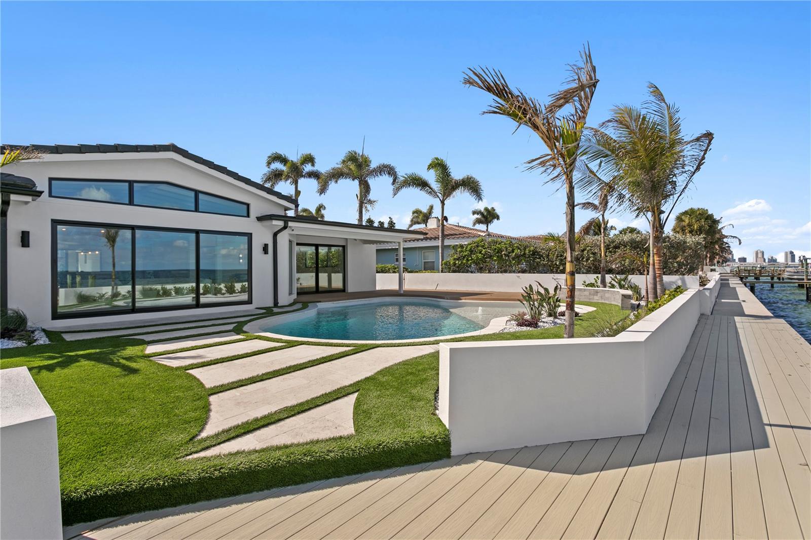 2580 E BAY Isle Dr ST PETERSBURG, FL 33705