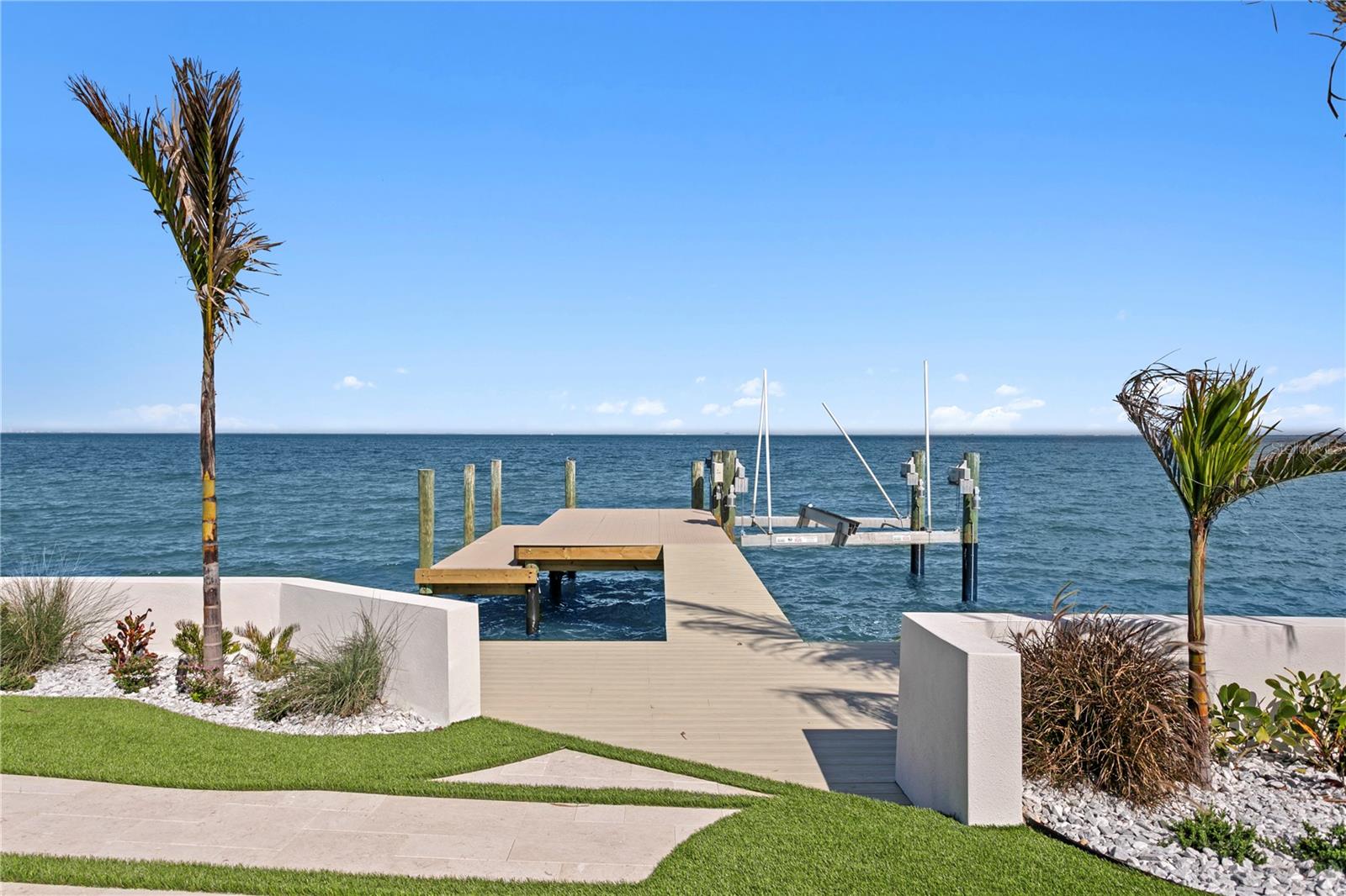 2580 E BAY Isle Dr ST PETERSBURG, FL 33705