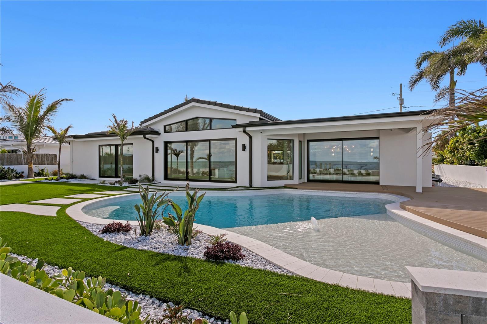 2580 E BAY Isle Dr ST PETERSBURG, FL 33705