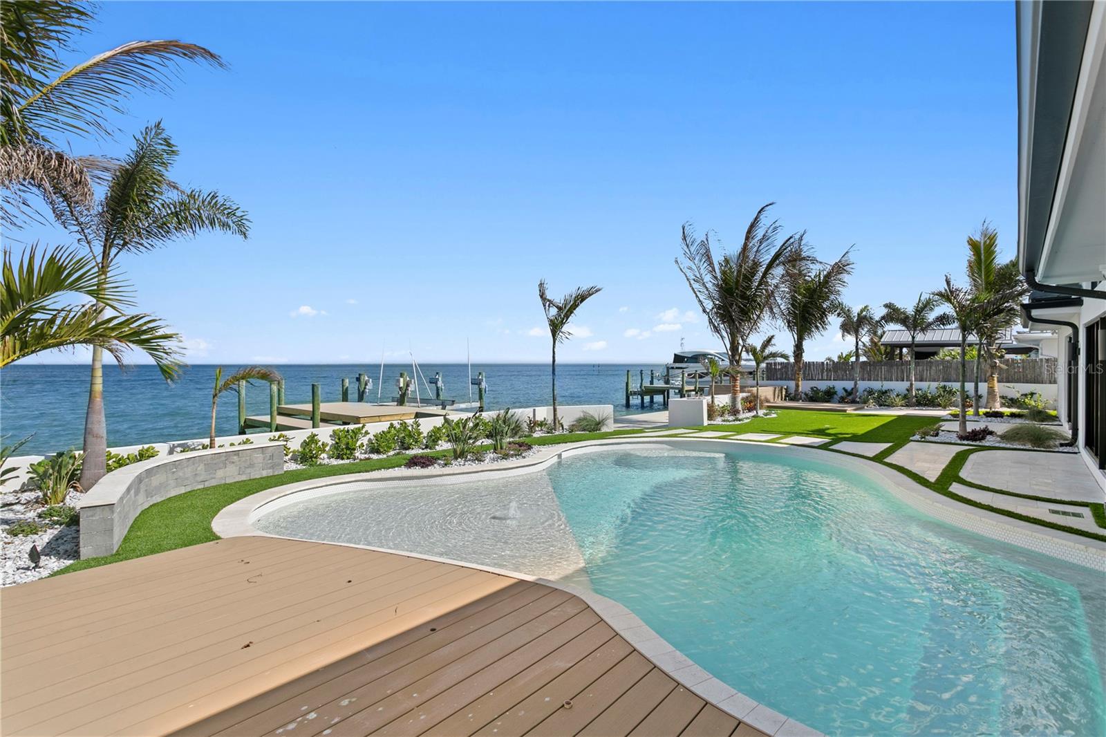 2580 E BAY Isle Dr ST PETERSBURG, FL 33705