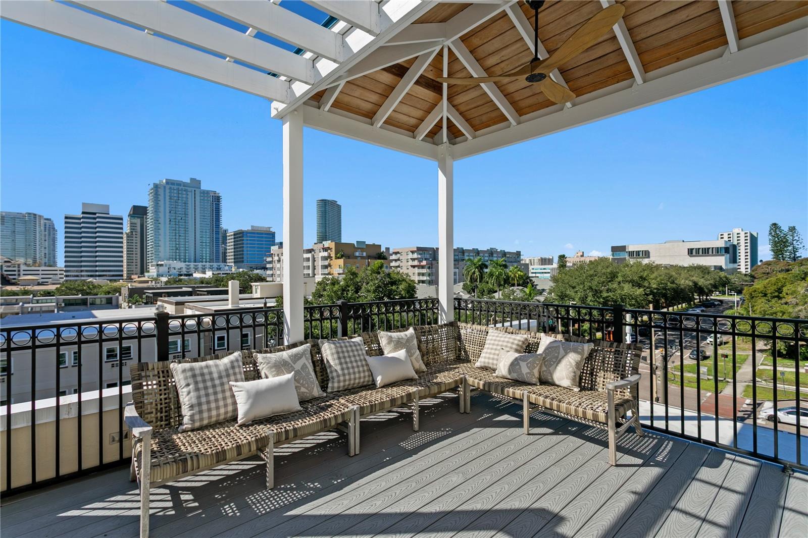 400 REGENT Ln ST PETERSBURG, FL 33701