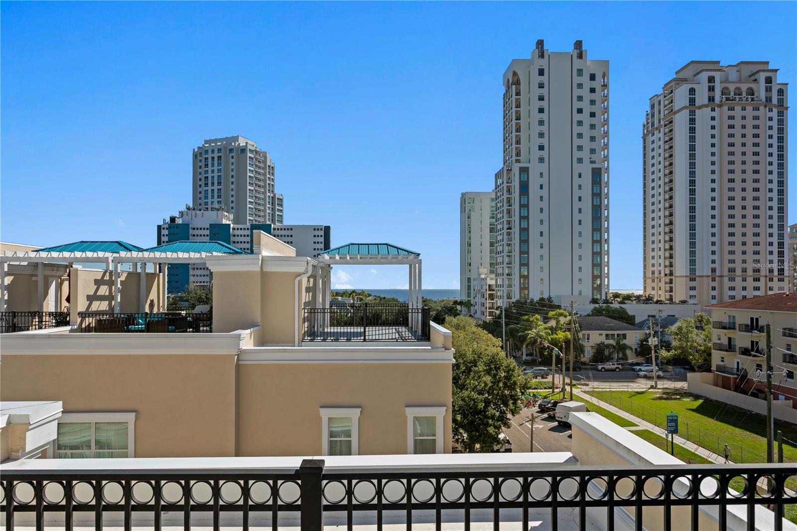 400 REGENT Ln ST PETERSBURG, FL 33701